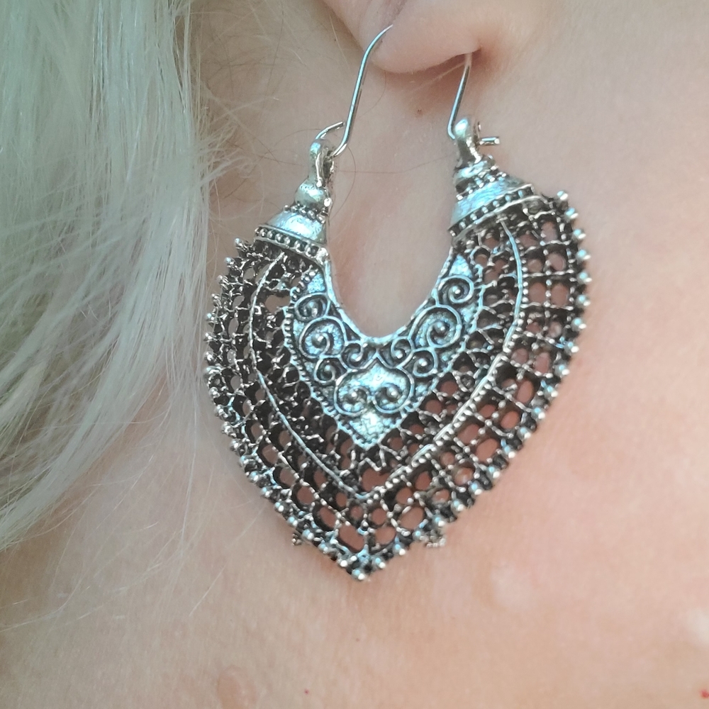 Lace alloy metal heart earrings - Picture 4 of 5